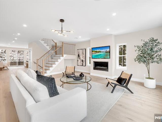 Apartment for sale in Woodcliff Lake, Bergen County