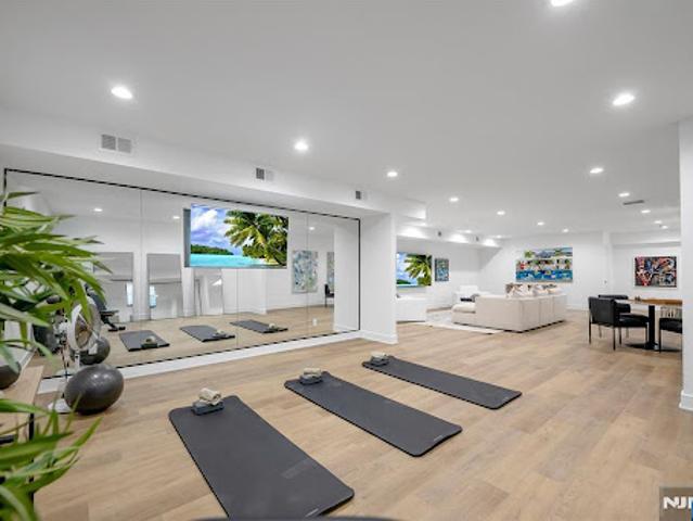 Apartment for sale in Paramus, New Jersey