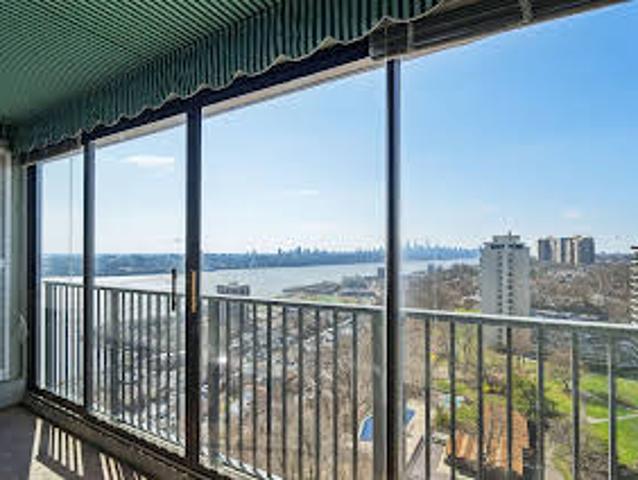 Apartment for sale in Fort Lee