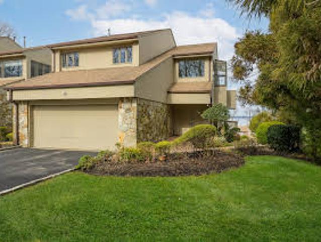 Apartment for sale in Glen Cove