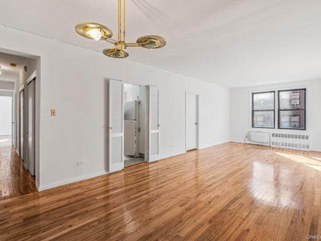 Apartment for sale in Queens, Arverne