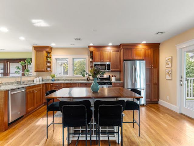 Apartment for sale in Newton, Middlesex County