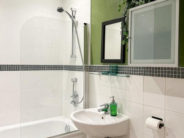 Apartment for rent in West Park, West Yorkshire