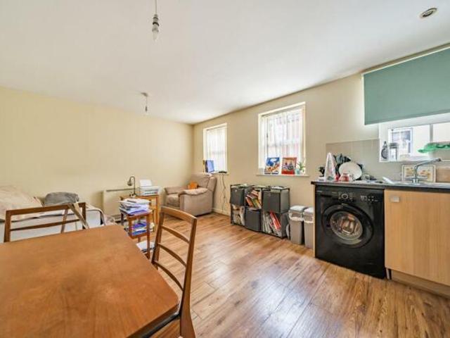 Apartment for sale in Coldharbour, Buckinghamshire