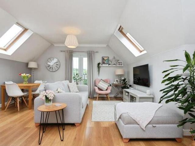 Apartment for sale in Heol-las, Surrey