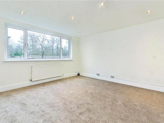 Apartment for sale in London Borough of Croydon, Waddon