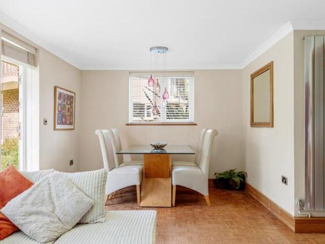 Apartment for sale in Croydon, Waddon Apartment for sale in Croydon, Waddon