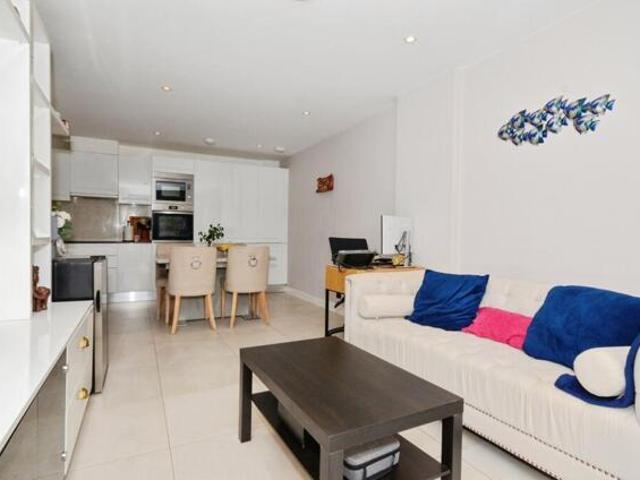 Apartment for sale in Lane, Greater London