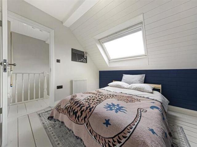 Apartment for sale in North Kensington, Greater London