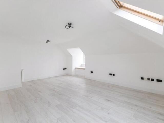Apartment for sale in North Sheen, Greater London