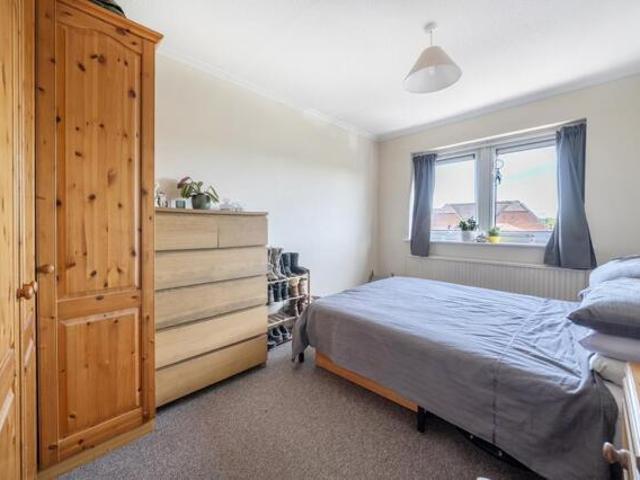 Apartment for sale in Heol-las, Surrey