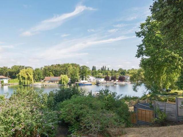 Apartment for sale in Blackhills, Surrey