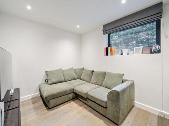 Apartment for sale in Woking, Surrey