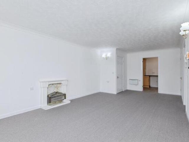 Apartment for sale in Whetstone, Pinfold