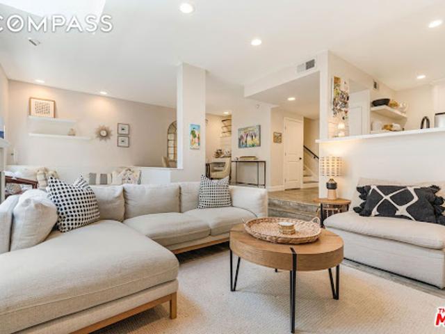 Apartment for sale in Canoga Park, California