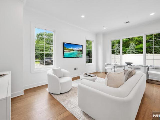 Apartment for sale in Paramus, New Jersey