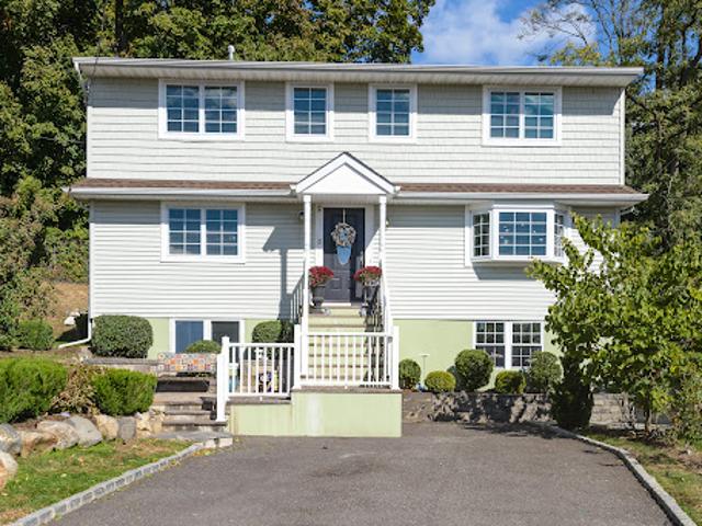 Apartment for sale in Glen Cove