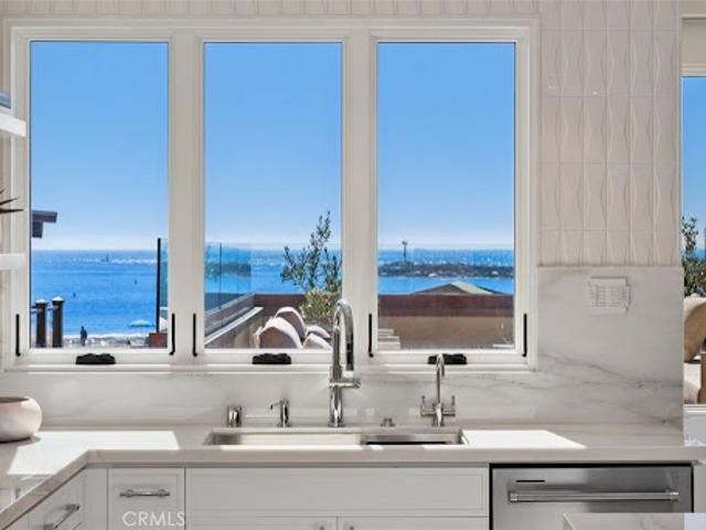 Apartment for sale in Corona Del Mar, California