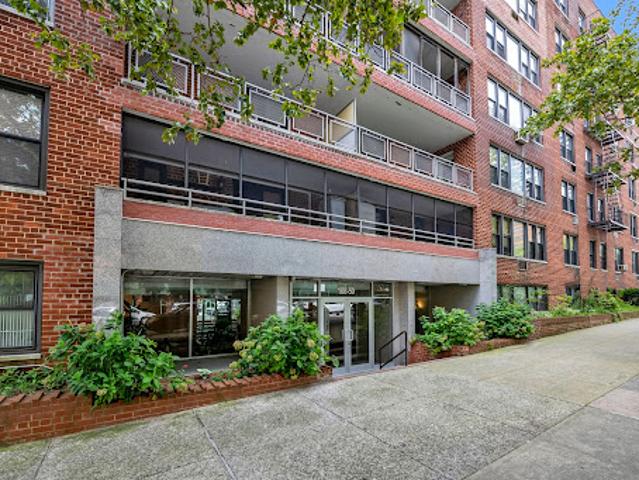 Apartment for sale in Forest Hills Apartment for sale in Forest Hills