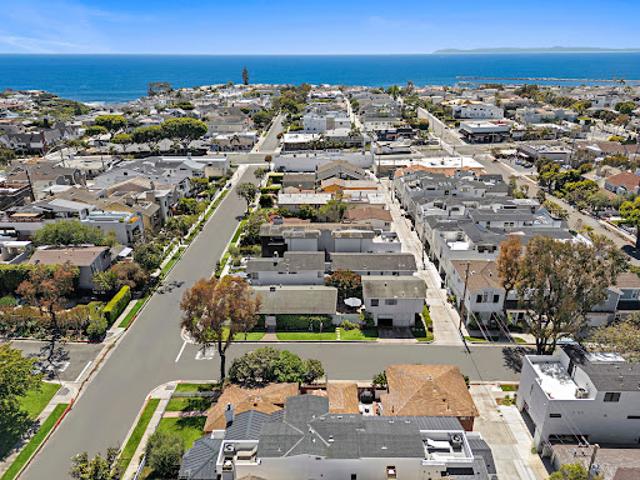 Apartment for sale in Corona Del Mar, California