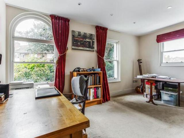 Apartment for sale in Taplow, Windsor