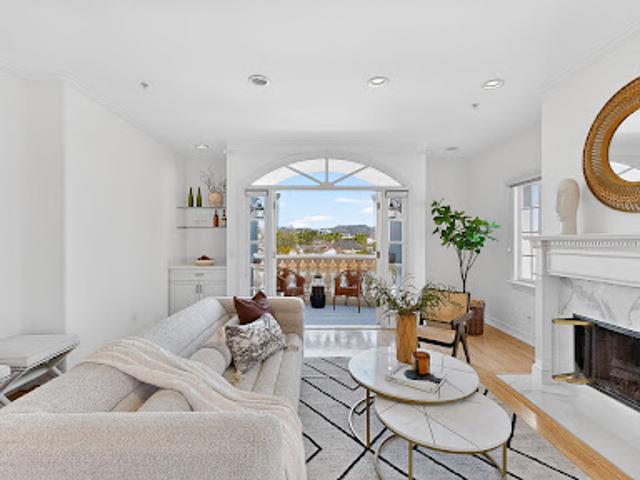 Apartment for sale in Canoga Park, California