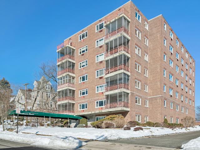 Apartment for sale in Summit, New Jersey