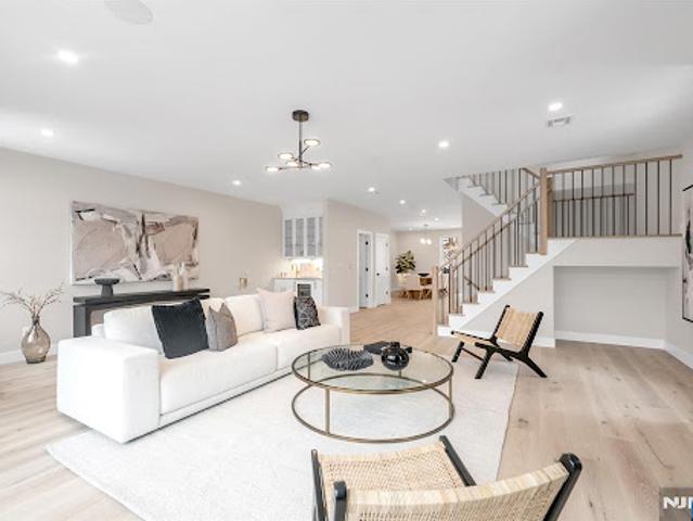 Apartment for sale in Woodcliff Lake, New Jersey