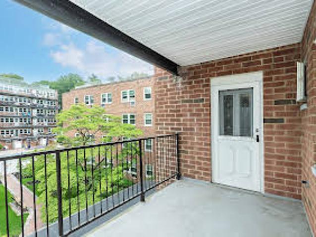 Apartment for sale in Glen Cove