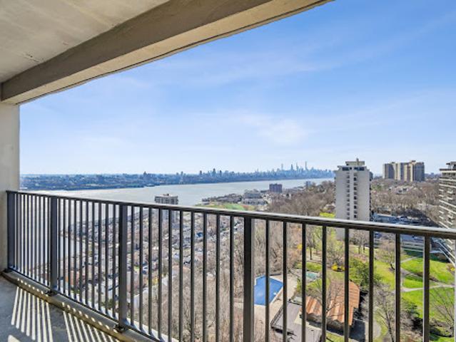 Apartment for sale in Fort Lee