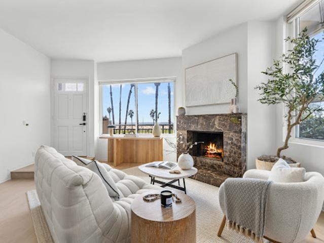 Apartment for sale in Santa Monica, California