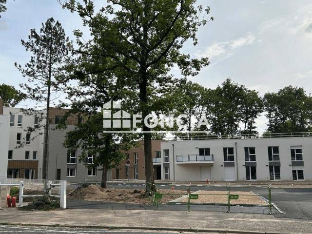 Studio location à Zone Industrielle de la Saussaye, Saint-Cyr-en-Val
