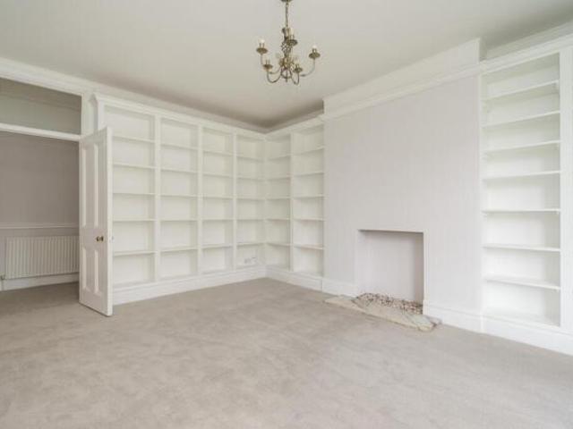Apartment for sale in London Borough of Hounslow, Strand