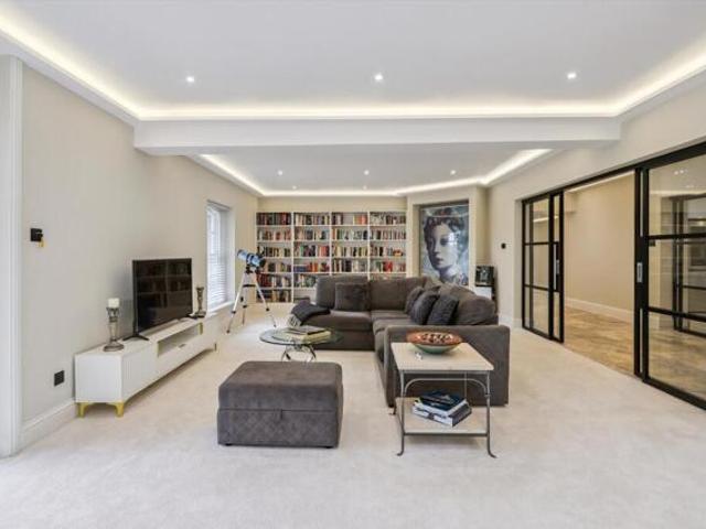 Apartment for sale in Row Town, Surrey