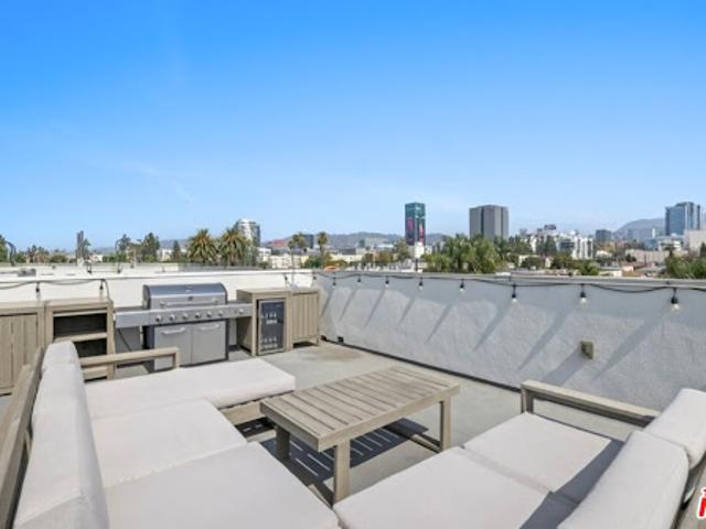Apartment for sale in Canoga Park, California