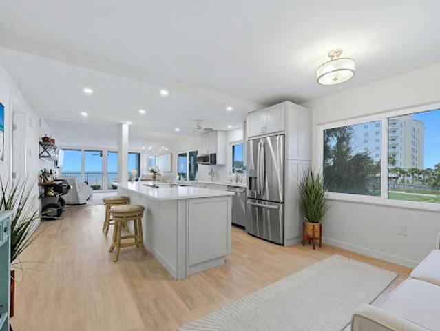 Apartment for sale in Canoga Park, California