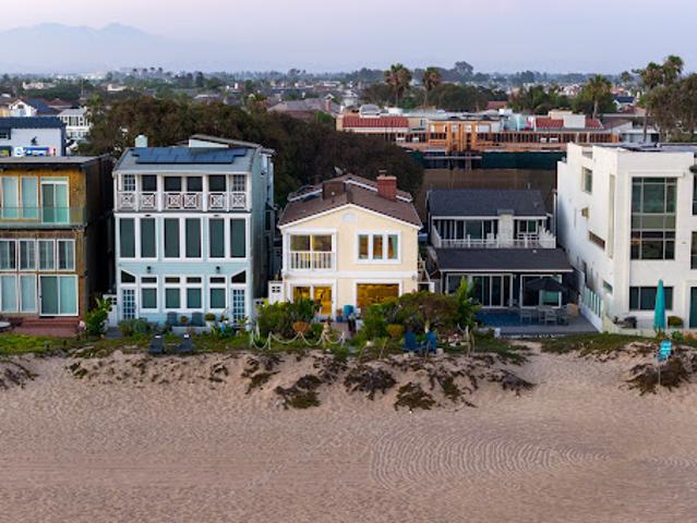 Apartment for sale in Huntington Beach, California