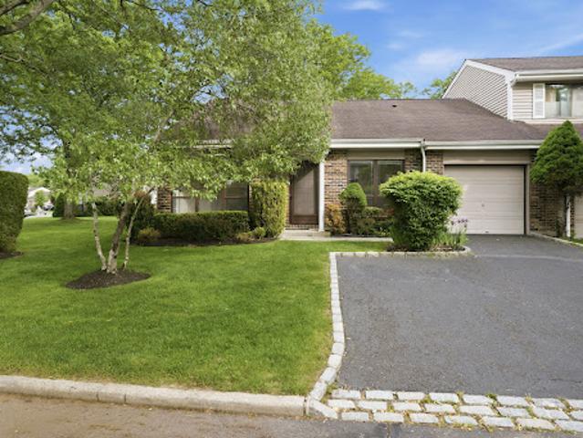Apartment for sale in Smithtown, New York