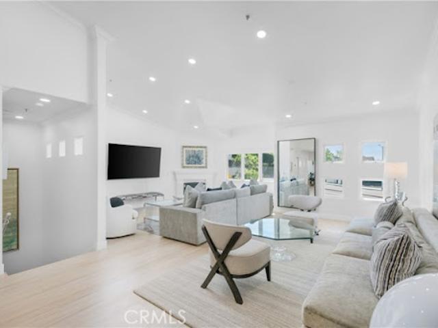 Apartment for sale in Corona Del Mar, California