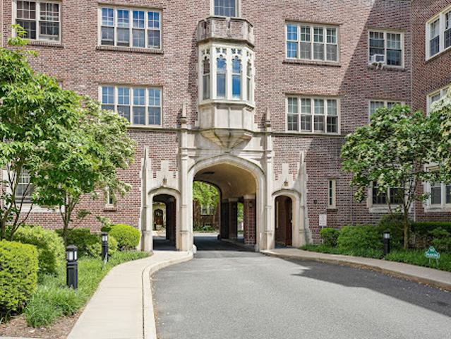 Apartment for sale in Summit, New Jersey