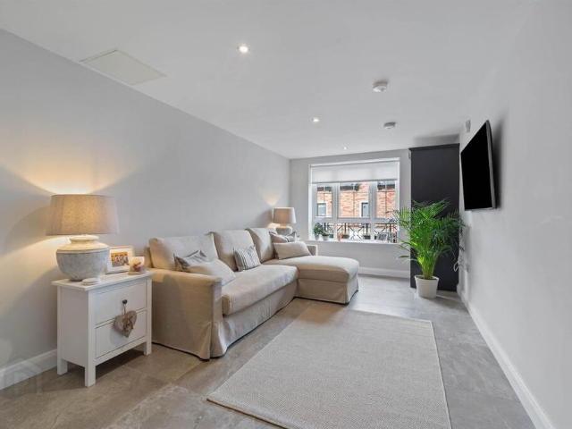 Apartment for rent in Belmont, Northern Ireland