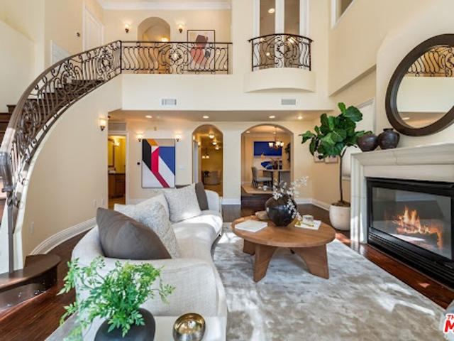 Apartment for sale in Canoga Park, California