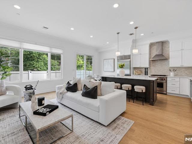 Apartment for sale in Paramus, New Jersey