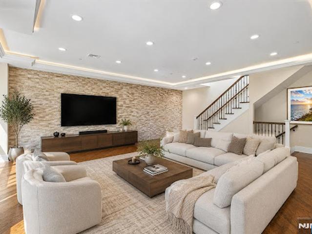 Apartment for sale in Edgewater, New Jersey
