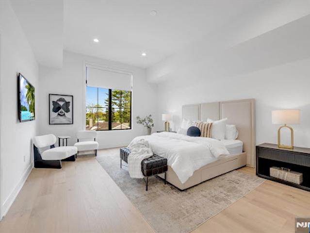 Apartment for sale in Paramus, New Jersey