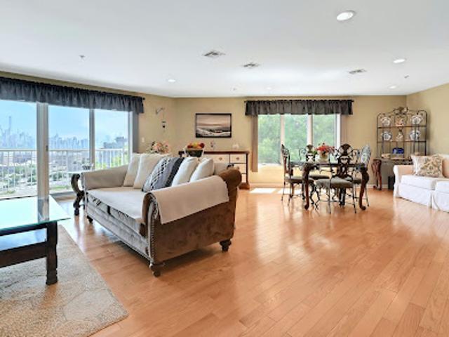 Apartment for sale in Edgewater, New Jersey