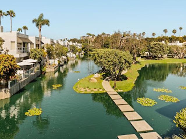 Apartment for sale in Canoga Park, California