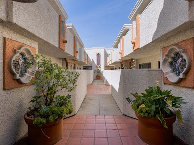 Apartment for sale in Canoga Park, California