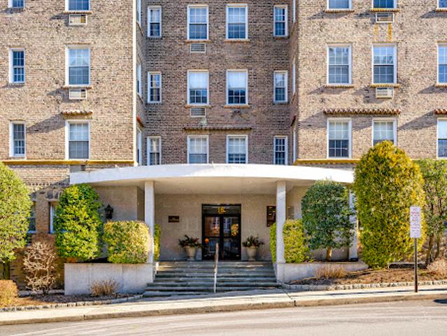 Apartment for sale in Larchmont