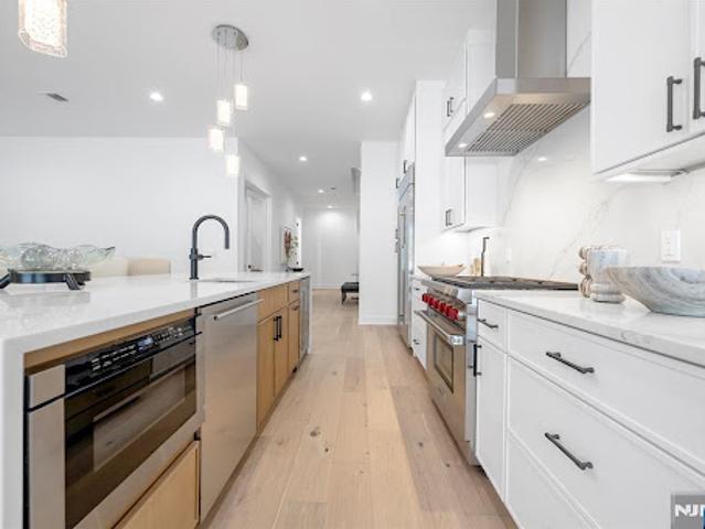 Apartment for sale in Paramus, New Jersey